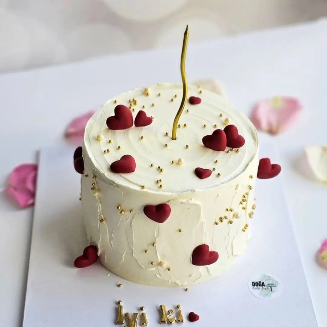 Delicious mini cake with a simple design.